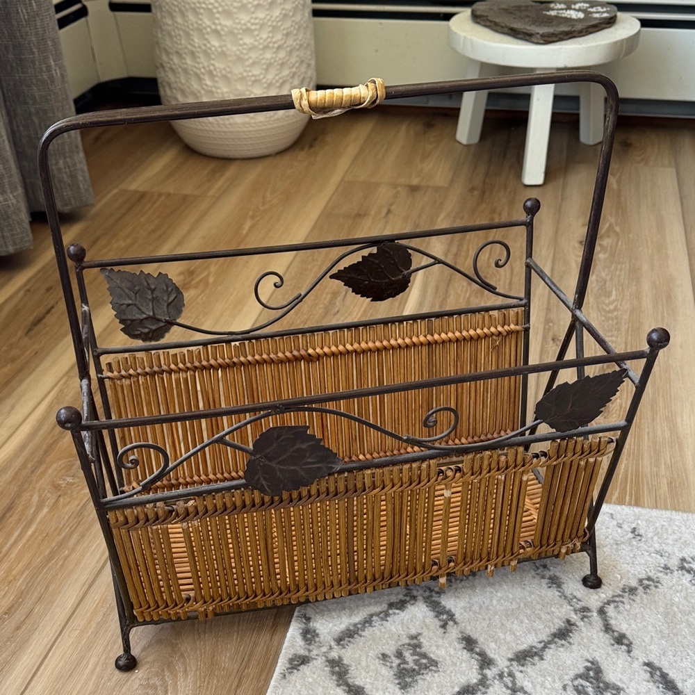 VINTAGE PIER 1 IMPORTS MAGAZINE HOLDER